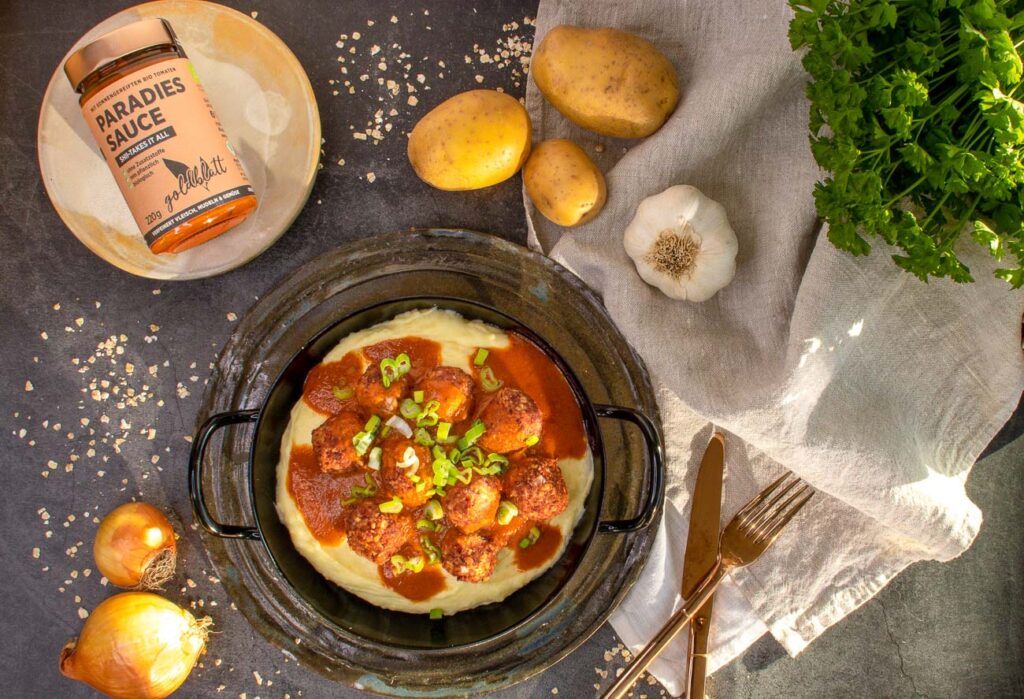 Vegane Hackbällchen Serviervorschlag mit Goldblatt Paradies Sauce